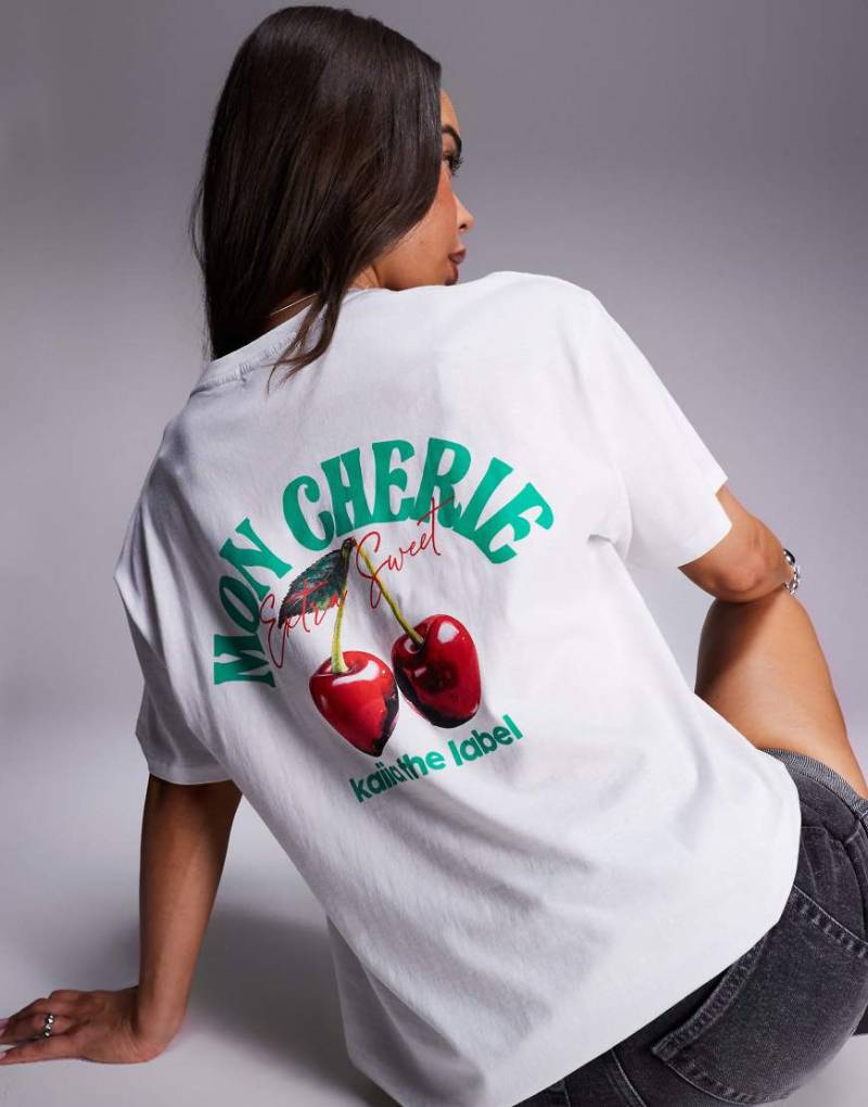 Kaiia - Exklusives Oversize-T-Shirt mit hohem Baumwollanteil in Weiß und „Mon Chérie"-Kirschengrafik auf dem Rücken von Kaiia
