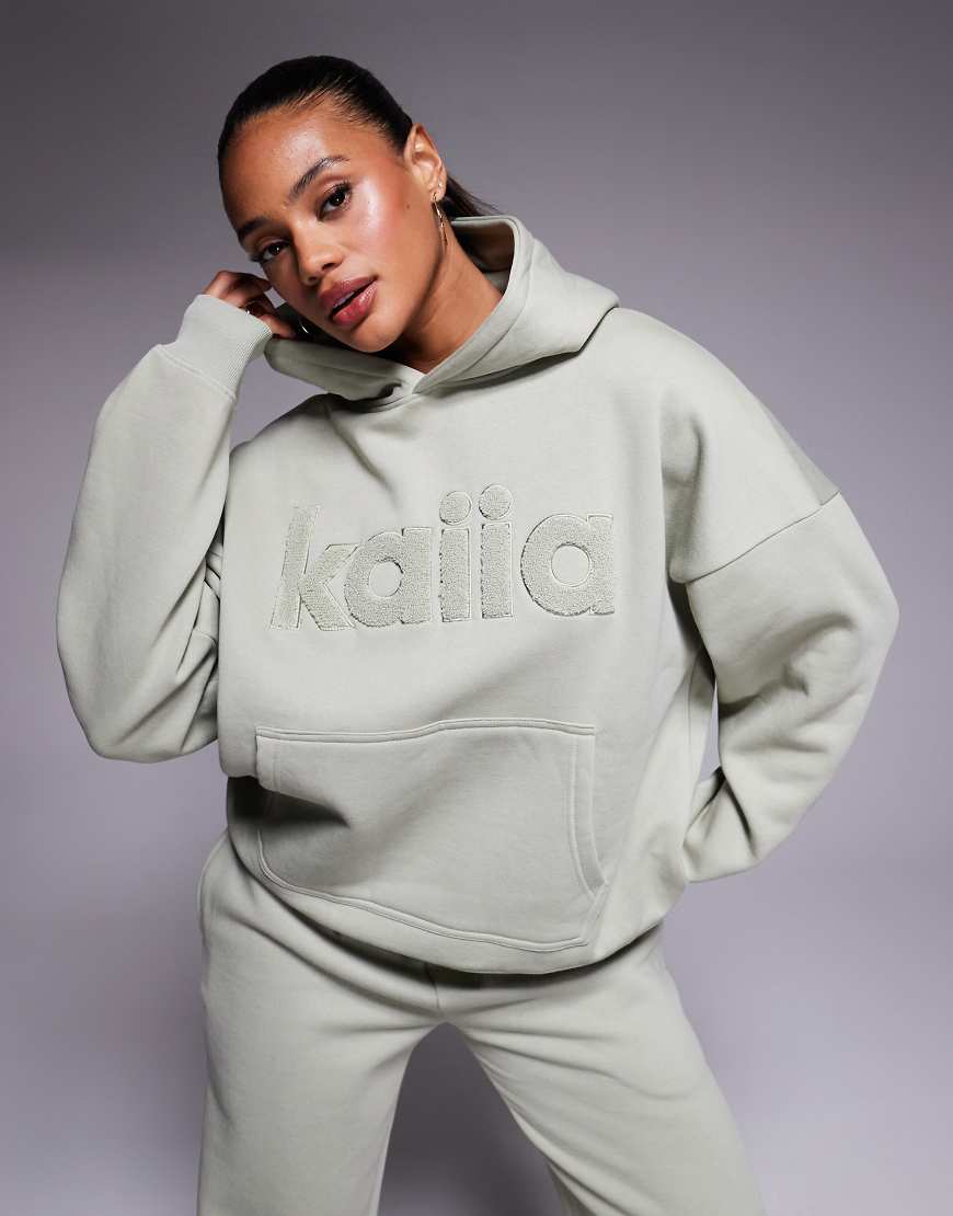 Kaiia - Oversize-Kapuzenpullover in Salbeigrün mit hohem Baumwollanteil und Teddyfell-Logo, Kombiteil von Kaiia