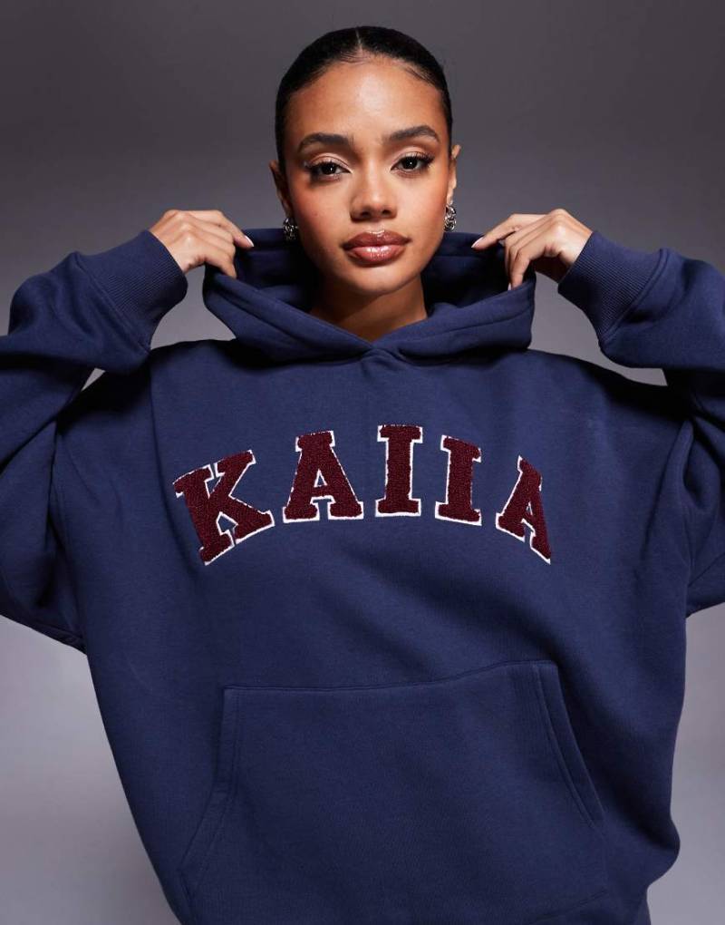 Kaiia - Oversize-Kapuzenpullover aus Teddyfleece mit hohem Baumwollanteil in Marineblau mit Logo in Rot, Kombiteil-Bunt von Kaiia