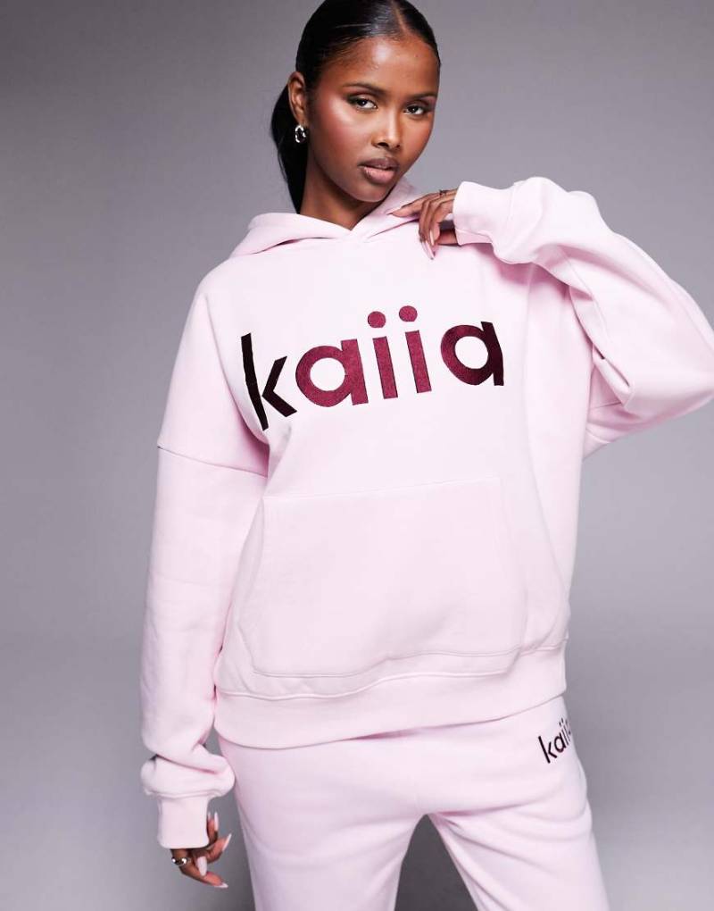 Kaiia - Oversize-Kapuzenpullover mit hohem Baumwollanteil in Babyrosa mit Logo-Stickerei in Burgunderrot, Kombiteil von Kaiia