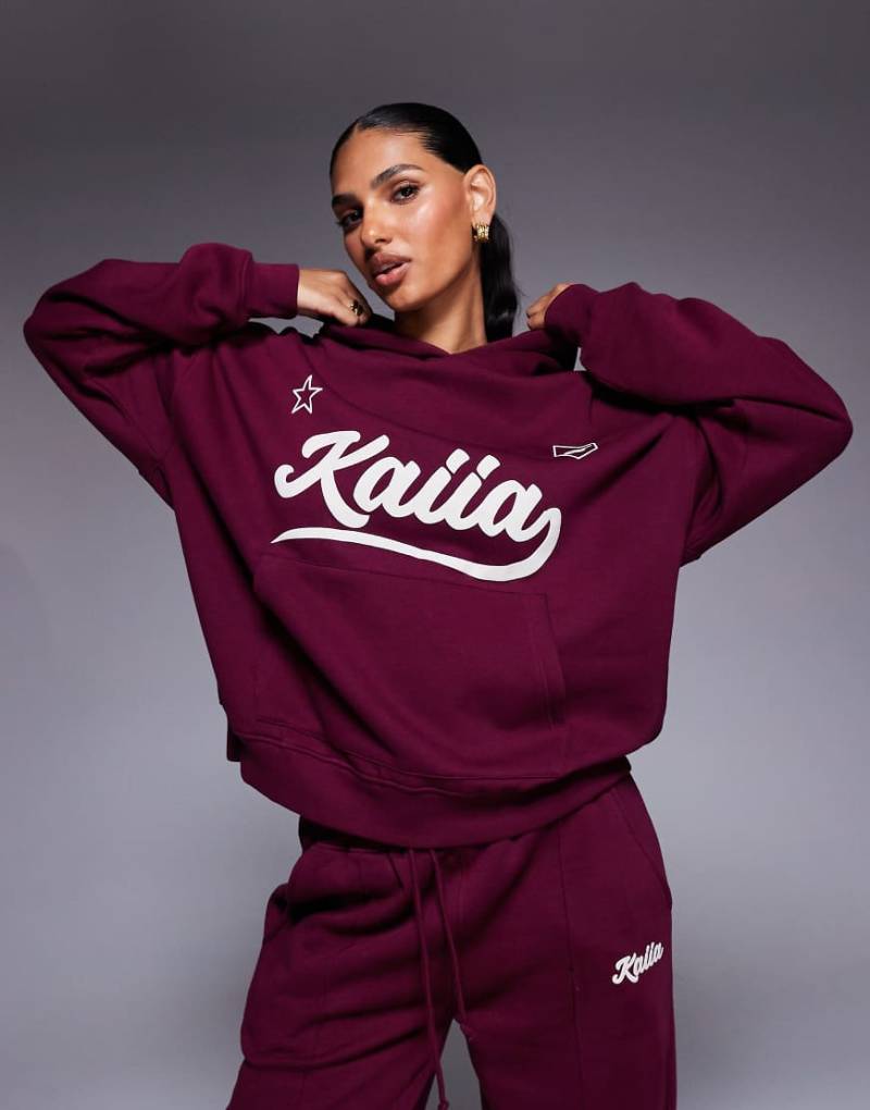 Kaiia - Oversize-Kapuzenpullover in Burgunderrot und Cremeweiß mit hohem Baumwollanteil und erhabenem Schriftzug-Logo, Kombiteil-Bunt von Kaiia