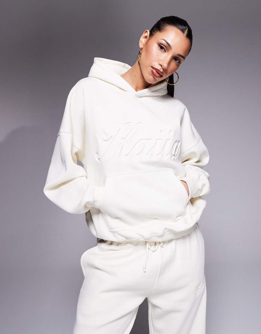 Kaiia - Oversize-Kapuzenpullover in Buttercreme mit geprägtem Schriftlogo, Kombiteil-Weiß Kaiia - Oversize-Kapuzenpullover in Buttercreme mit geprägtem Schriftlogo, Kombiteil-Weiß von Kaiia