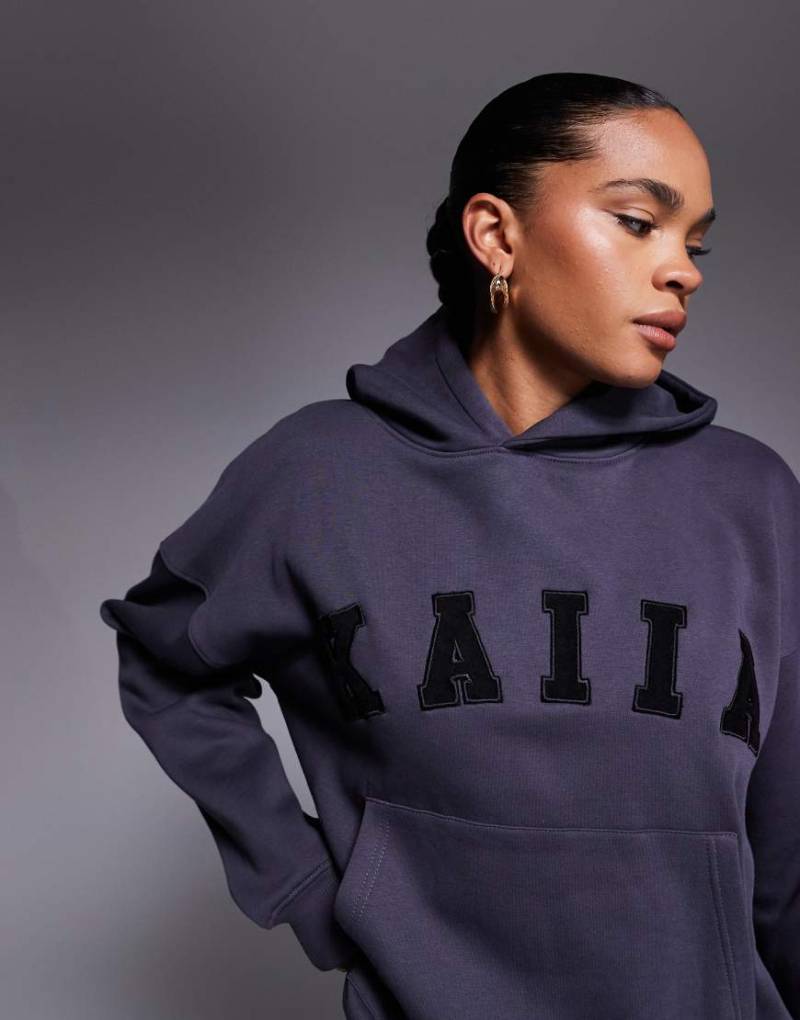 Kaiia - Oversize-Kapuzenpullover aus Baumwollmix in Dunkelgrau mit Logo, Kombiteil Kaiia - Oversize-Kapuzenpullover aus Baumwollmix in Dunkelgrau mit Logo, Kombiteil von Kaiia