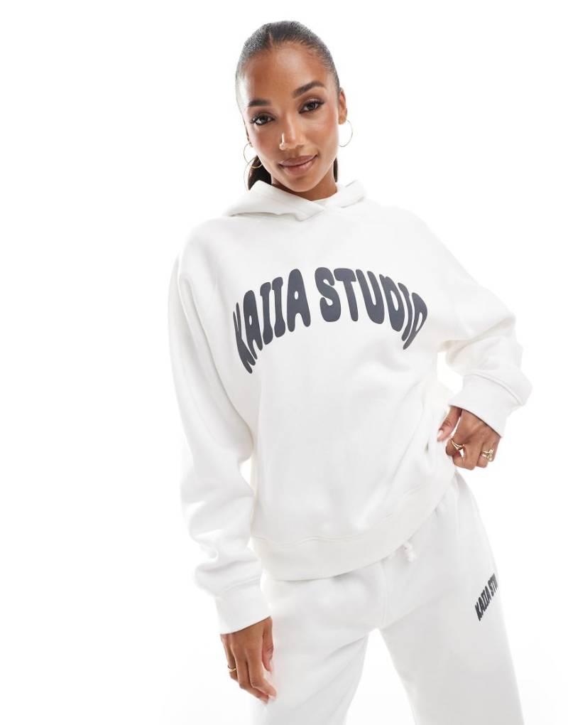 Kaiia - Oversize-Kapuzenpullover in Ecru mit „Studio"-Logo, Kombiteil-Weiß von Kaiia