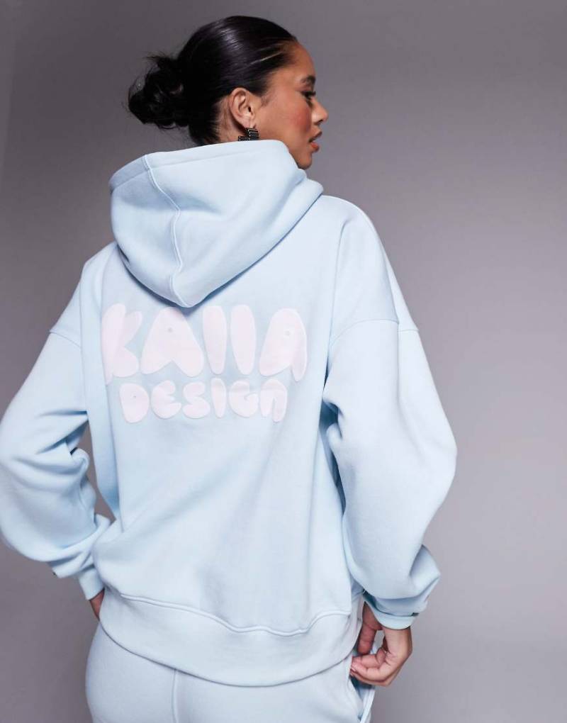 Kaiia - Oversize-Kapuzenpullover in Hellblau mit plastischem „Design"-Logo, Kombiteil von Kaiia