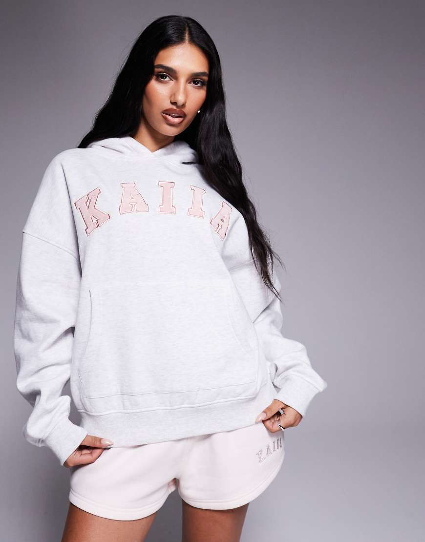 Kaiia - Oversize-Kapuzenpullover in Hellgrau und Rosa mit Logostickerei Kaiia - Oversize-Kapuzenpullover in Hellgrau und Rosa mit Logostickerei von Kaiia