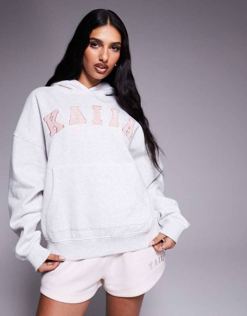 Kaiia - Oversize-Kapuzenpullover in Hellgrau und Rosa mit Logostickerei von Kaiia