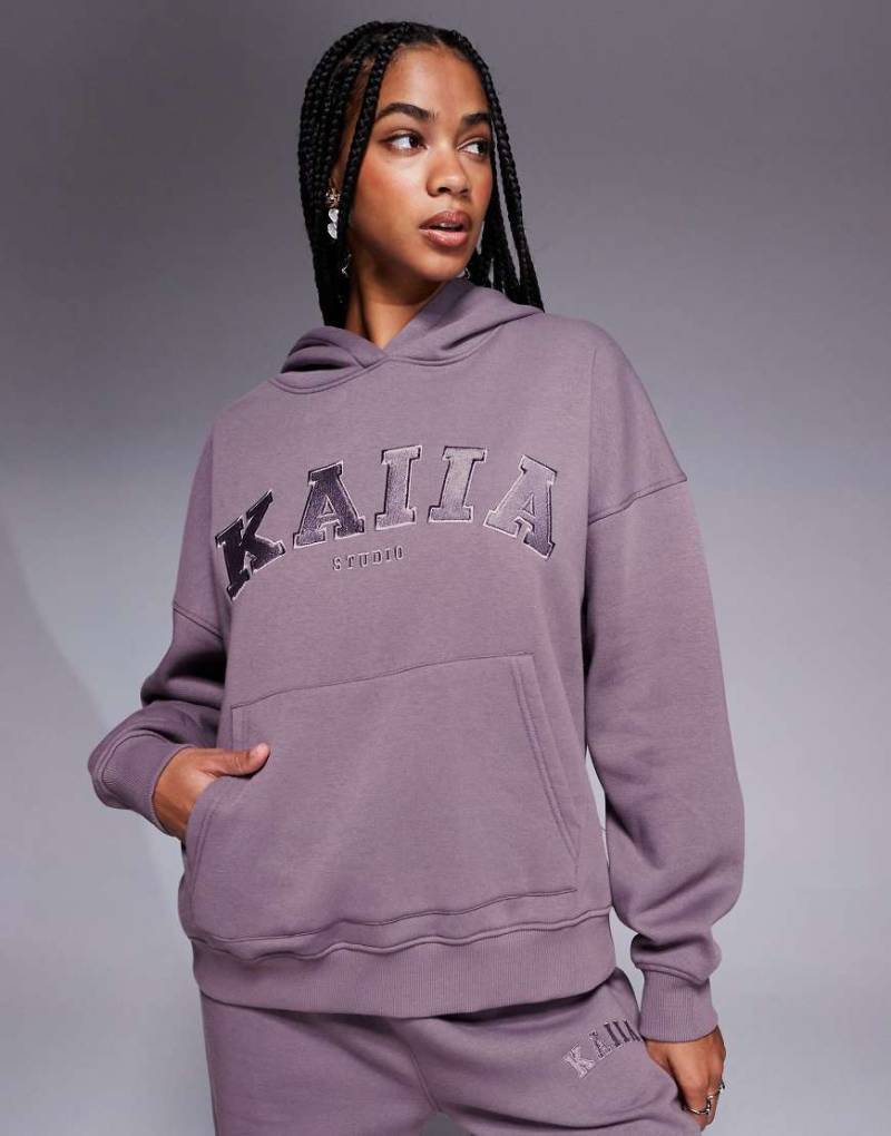 Kaiia - Oversize-Kapuzenpullover in Malve mit hohem Baumwollanteil und Logo-Stickerei, Kombiteil-Lila von Kaiia