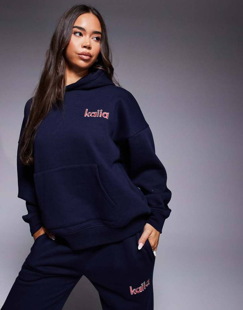 Kaiia - Oversize-Kapuzenpullover in Marineblau mit hohem Baumwollanteil und aufgesticktem Logo auf dem Rücken in Rot, Kombiteil von Kaiia