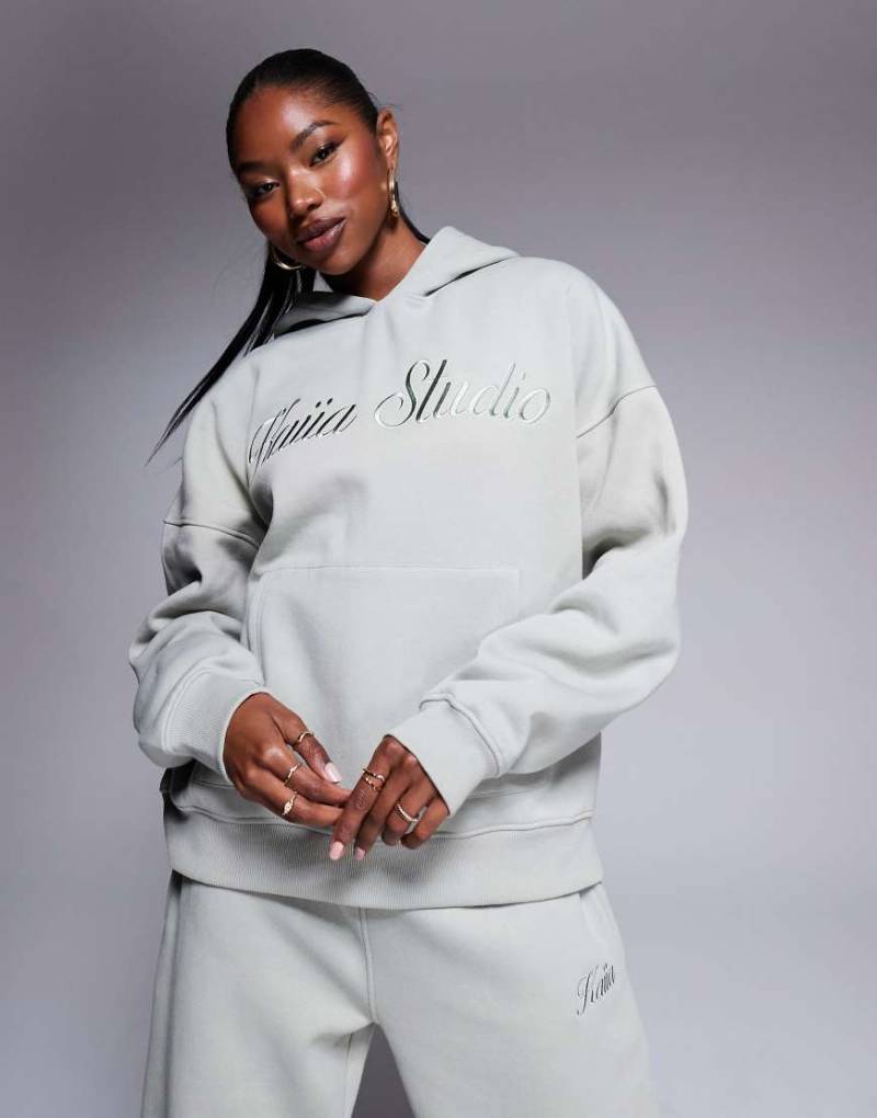 Kaiia - Oversize-Kapuzenpullover in Matcha-Grün mit „Studio"-Logo, Kombiteil von Kaiia