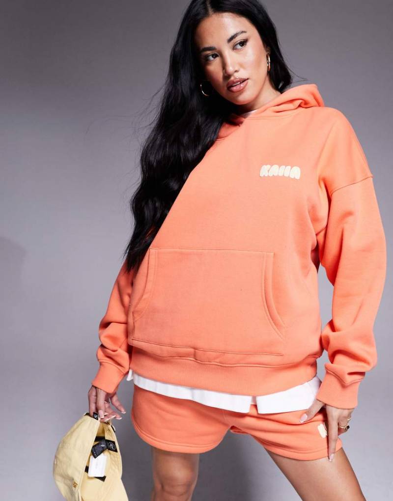 Kaiia - Oversize-Kapuzenpullover in Orange und Gelb mit Logo-Schaumprint, Kombiteil von Kaiia