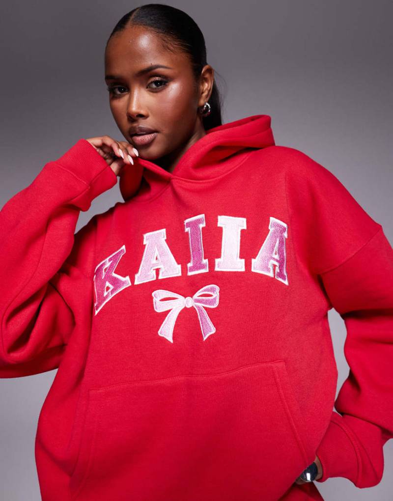 Kaiia - Oversize-Kapuzenpullover in Rot mit hohem Baumwollanteil sowie Logo- und Schleifenstickerei in Rosa, Kombiteil von Kaiia