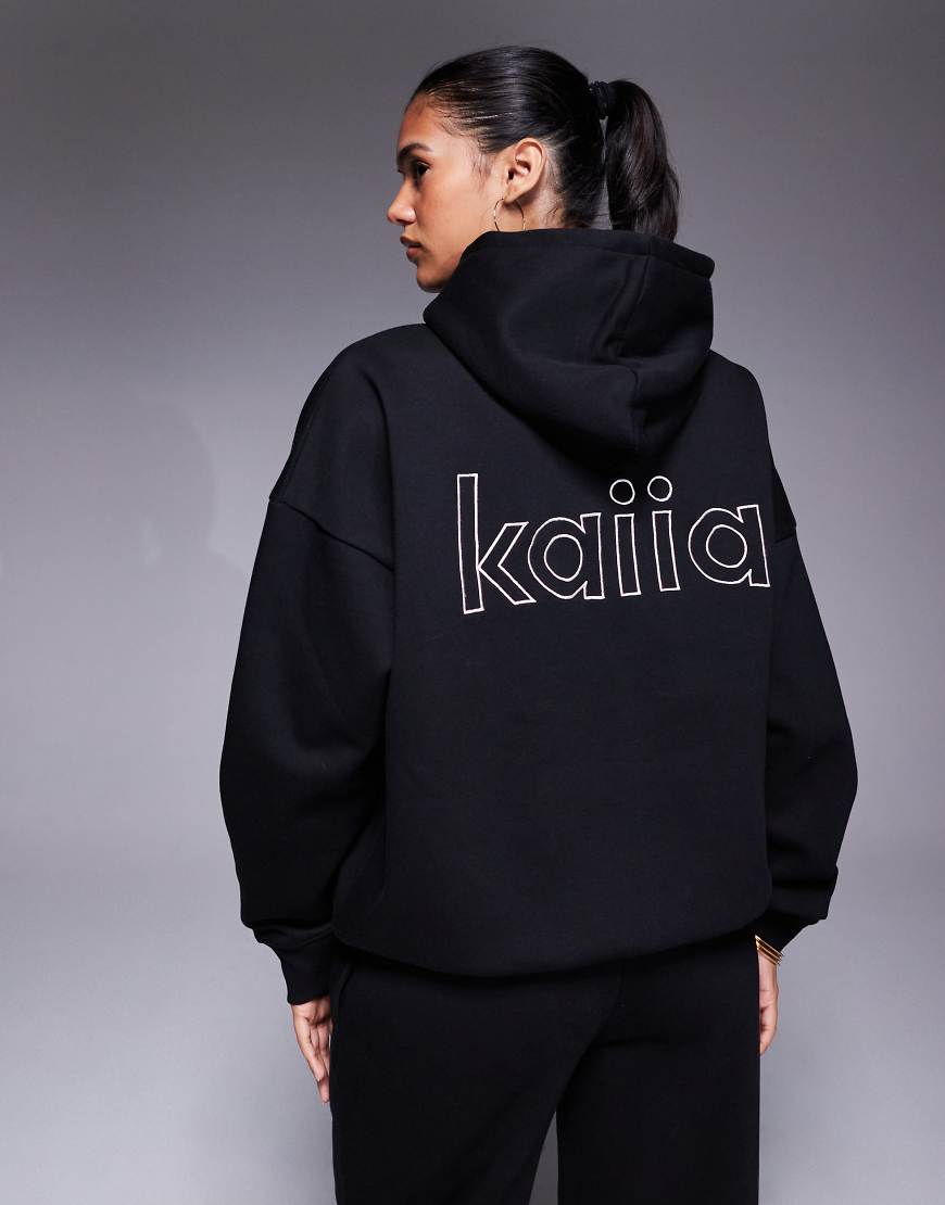 Kaiia - Oversize-Kapuzenpullover mit hohem Baumwollanteil in Schwarz mit Logodetail hinten in Rosa, Kombiteil von Kaiia