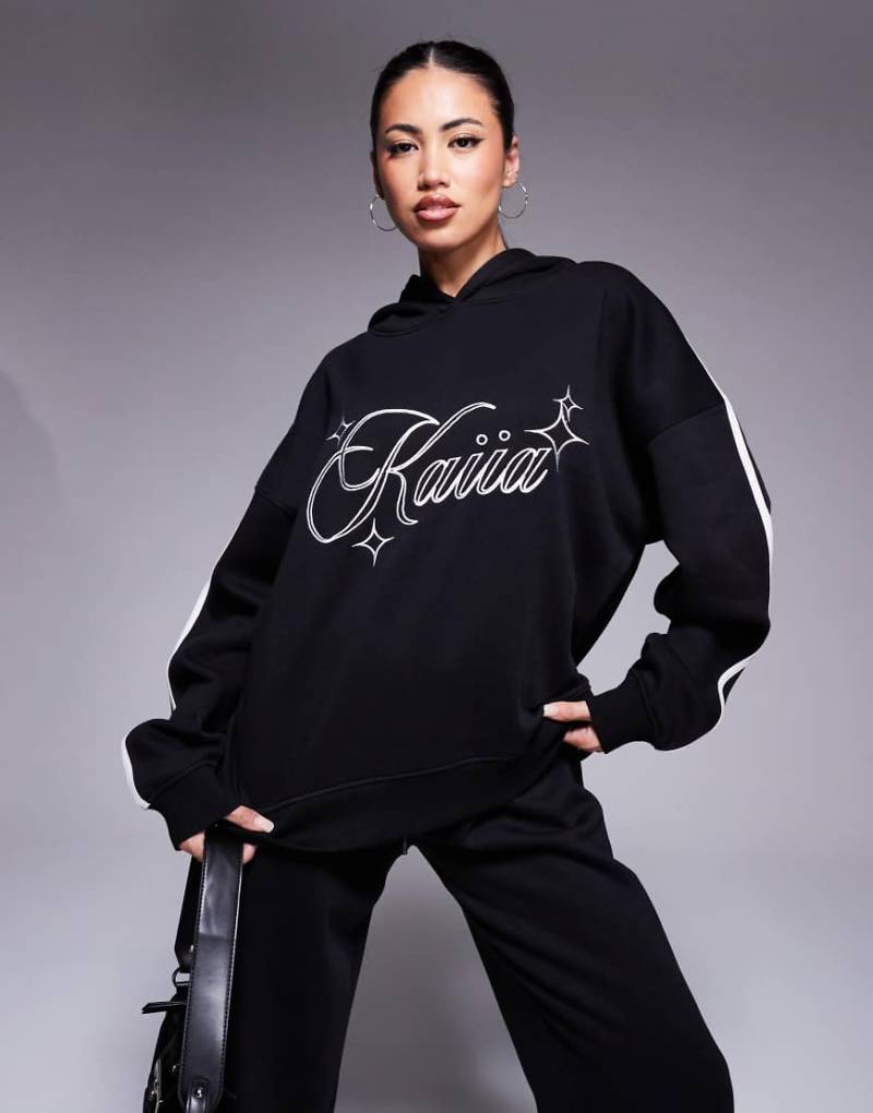 Kaiia - Oversize-Kapuzenpullover in Schwarz und Weiß mit einem Streifen auf den Ärmeln, Kombiteil von Kaiia