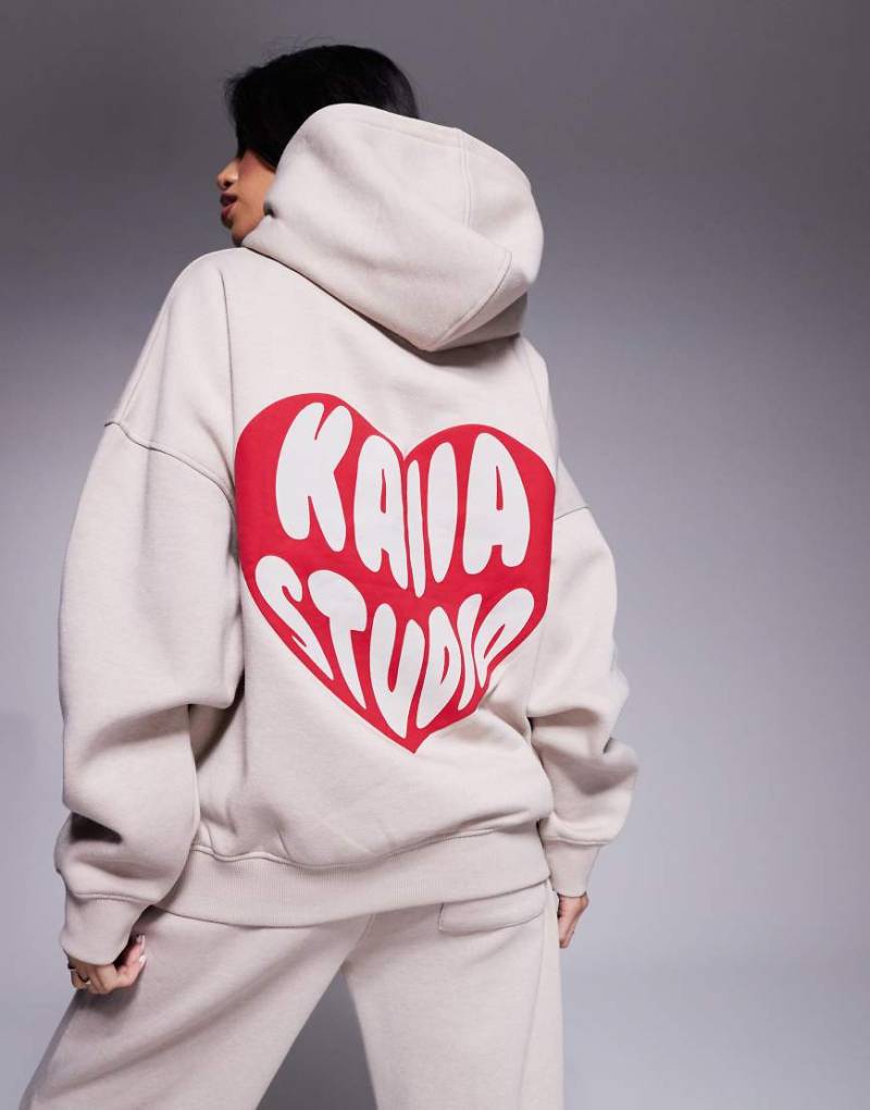 Kaiia - Oversize-Kapuzenpullover in Steinbeige und Rot mit herzförmigem Logo, Kombiteil-Neutral von Kaiia