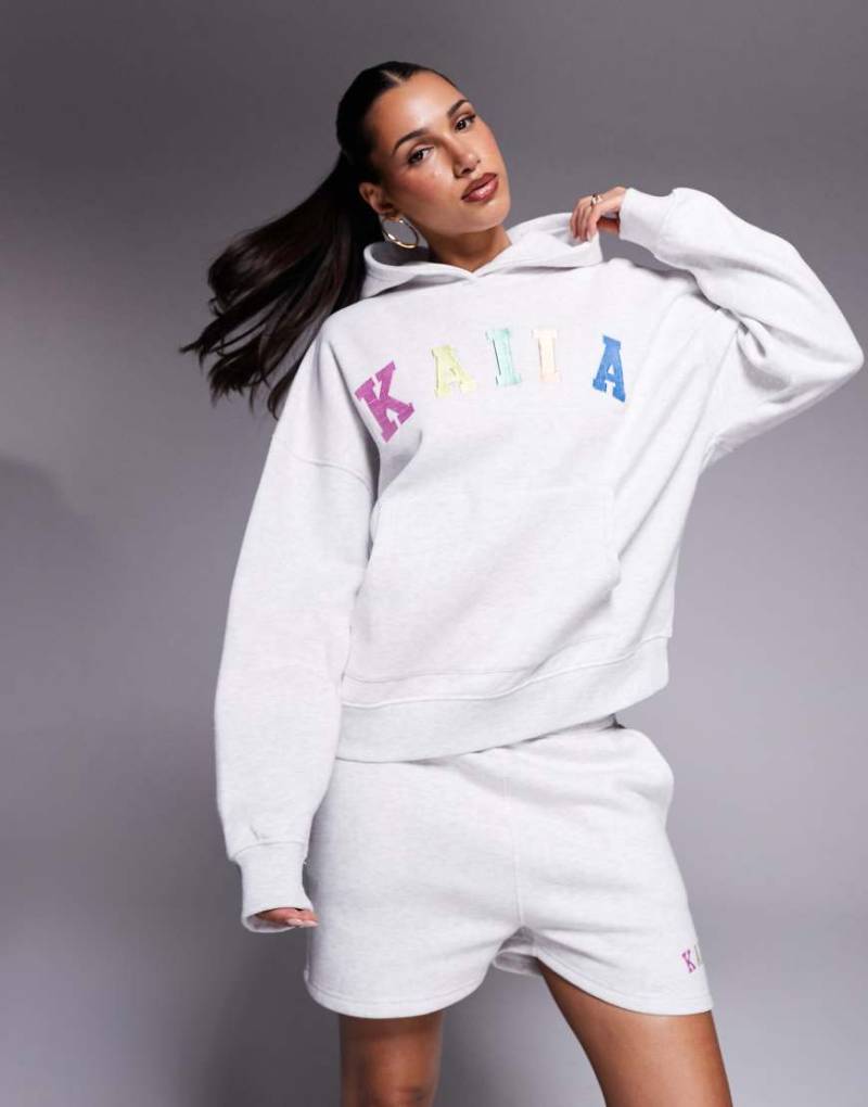 Kaiia - Oversize-Kapuzenpullover in grau meliert mit aufgesticktem Regenbogen-Logo, Kombiteil von Kaiia