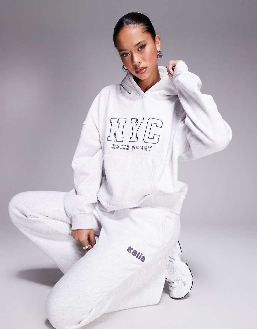 Kaiia - Oversize-Kapuzenpullover in meliertem Grau mit „NYC Sport"-Logo Kaiia - Oversize-Kapuzenpullover in meliertem Grau mit „NYC Sport"-Logo von Kaiia