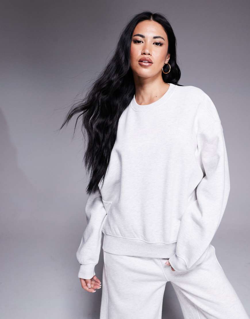 Kaiia - Oversize-Sweatshirt in Hellgrau meliert mit Logodetail und überschnittenen Schultern, Kombiteil Kaiia - Oversize-Sweatshirt in Hellgrau meliert mit Logodetail und überschnittenen Schultern, Kombiteil von Kaiia