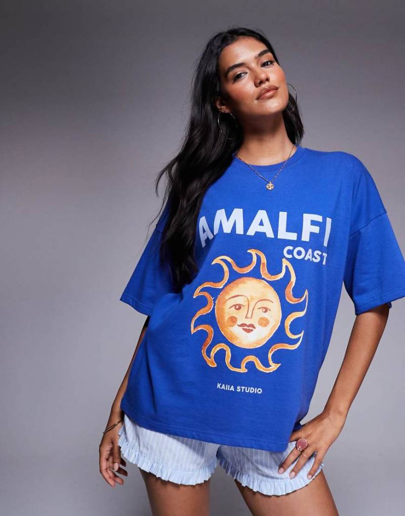 Kaiia - Oversize-T-Shirt mit hohem Baumwollanteil in Kobaltblau mit „Amalfi Coast"- und Sonnen-Print von Kaiia