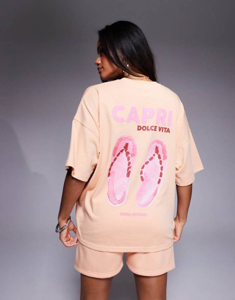 Kaiia - Oversize-T-Shirt mit hohem Baumwollanteil in Pfirsich mit Zehenstegsandalen-Rückenprint-Orange von Kaiia