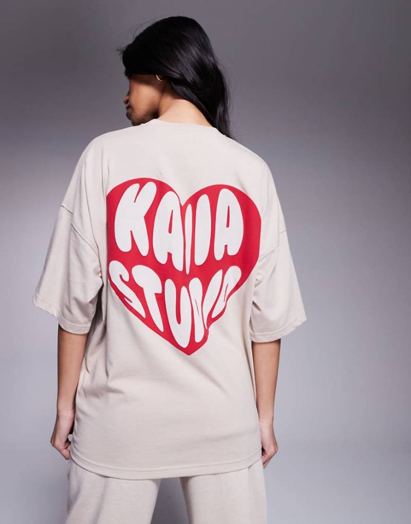 Kaiia - Exclusive - Oversize-T-Shirt aus Baumwollmix in Steinbeige und Rot mit herzförmigem Logo, Kombiteil-Neutral von Kaiia