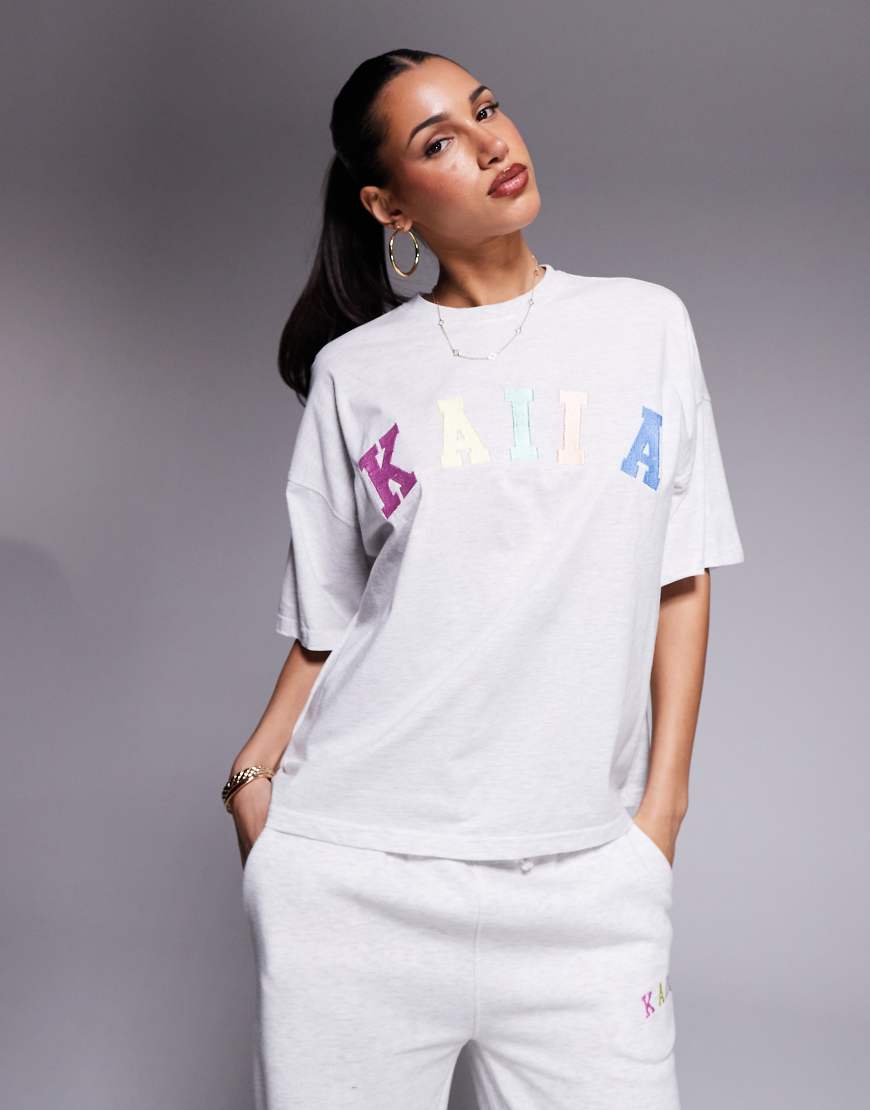 Kaiia - Oversize-T-Shirt in grau meliert mit Regenbogen-Logo, Kombiteil Kaiia - Oversize-T-Shirt in grau meliert mit Regenbogen-Logo, Kombiteil von Kaiia