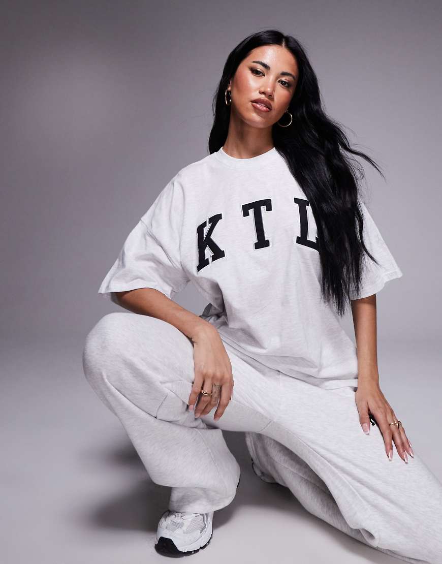 Kaiia - Oversize-T-Shirt in meliertem Hellgrau mit hohem Baumwollanteil und „KTL"-Logo-Stickerei, Kombiteil von Kaiia