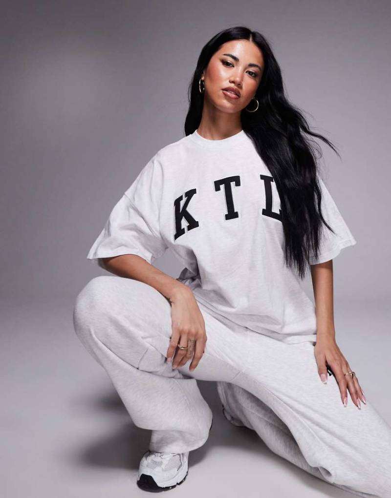 Kaiia - Oversize-T-Shirt in meliertem Hellgrau mit hohem Baumwollanteil und „KTL"-Logo-Stickerei, Kombiteil von Kaiia