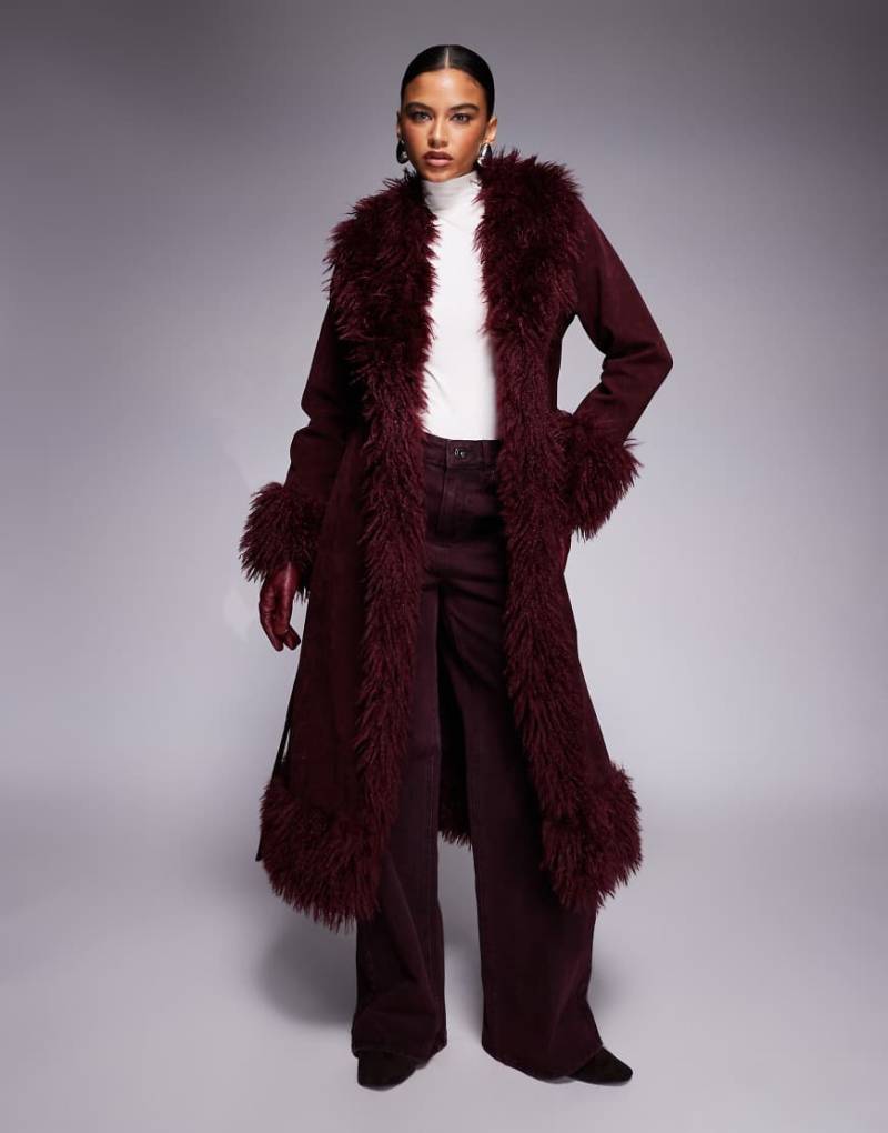 Kaiia - Penny Lane - Exklusiver Maximantel in Burgunderrot mit Kunstpelzbesatz von Kaiia