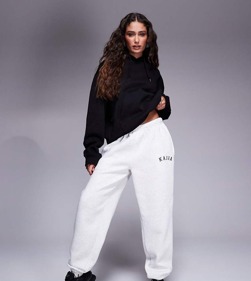 Kaiia Petite - Jogginghose aus Baumwollmix in Hellgrau meliert mit Bündchen und Logo-Stickerei von Kaiia