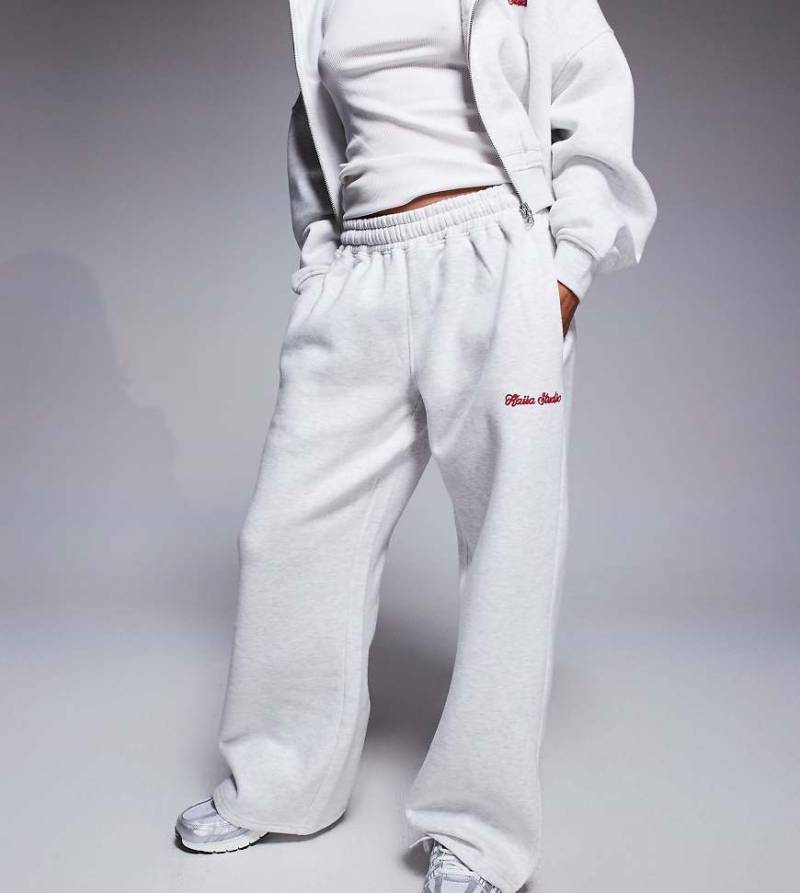 Kaiia Petite - Jogginghose in Hellgrau mit hohem Baumwollanteil, weitem Bein und rotem Kirschen- und Schleifenmotiv auf der Gesäßtasche, Kombiteil von Kaiia