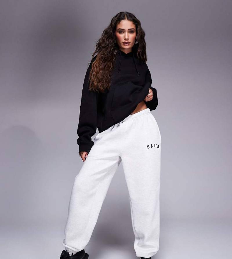 Kaiia Petite - Jogginghose aus Baumwollmix in Hellgrau meliert mit Bündchen und Logo-Stickerei von Kaiia