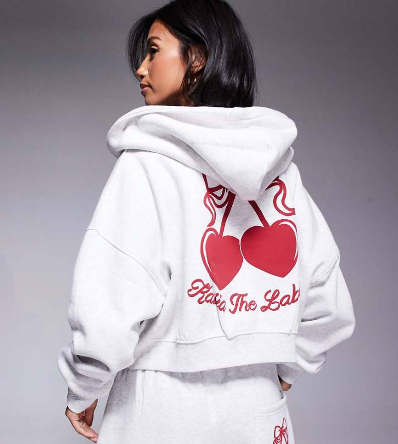 Kaiia Studio Petite - Cropped-Kapuzenjacke mit hohem Baumwollanteil in Grau meliert mit rotem Kirschprint auf dem Rücken, Kombiteil von Kaiia