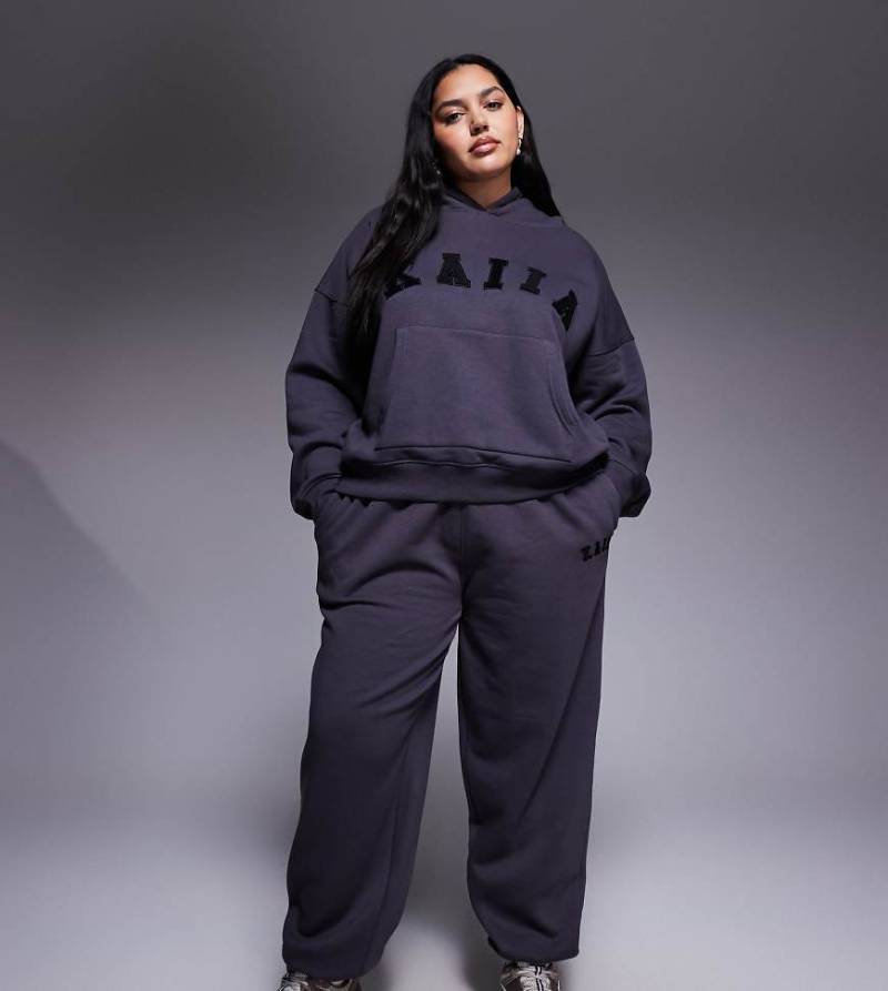 Kaiia Plus - Jogginghose aus Baumwollmix in Dunkelgrau mit Bündchen und Logo-Stickerei, Kombiteil von Kaiia