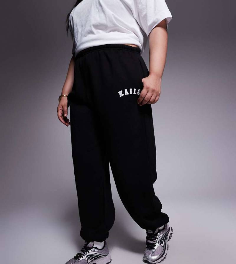 Kaiia Plus - Jogginghose aus Baumwollmix in Schwarz mit Bündchen und Logo-Stickerei, Kombiteil von Kaiia