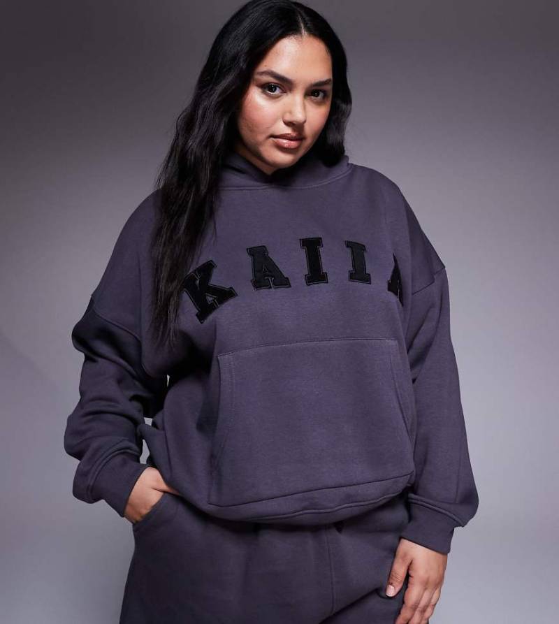 Kaiia Plus - Oversize-Kapuzenpullover in Dunkelgrau mit Logo, Kombiteil von Kaiia