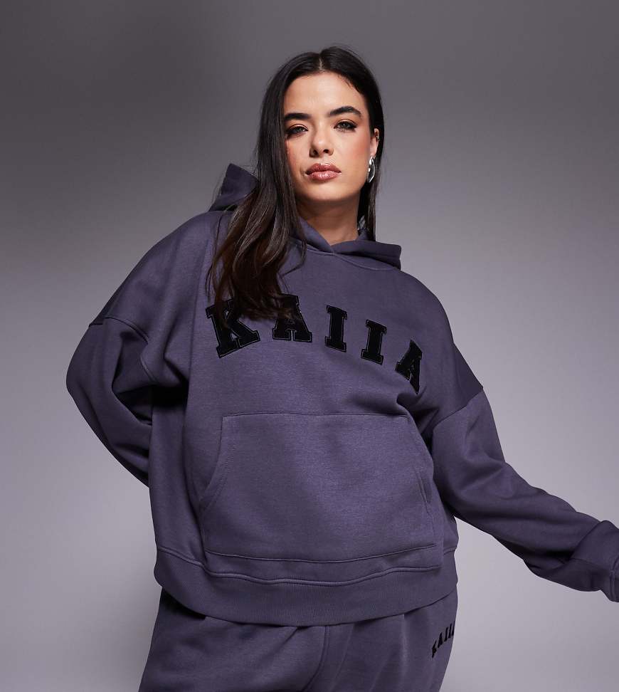 Kaiia Plus - Oversize-Kapuzenpullover in Dunkelgrau mit Logo, Kombiteil Kaiia Plus - Oversize-Kapuzenpullover in Dunkelgrau mit Logo, Kombiteil von Kaiia