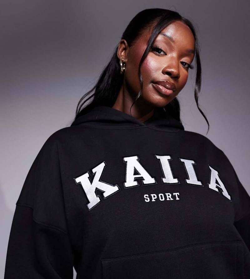 Kaiia Plus - Oversize-Kapuzenpullover in Schwarz mit Logo von Kaiia