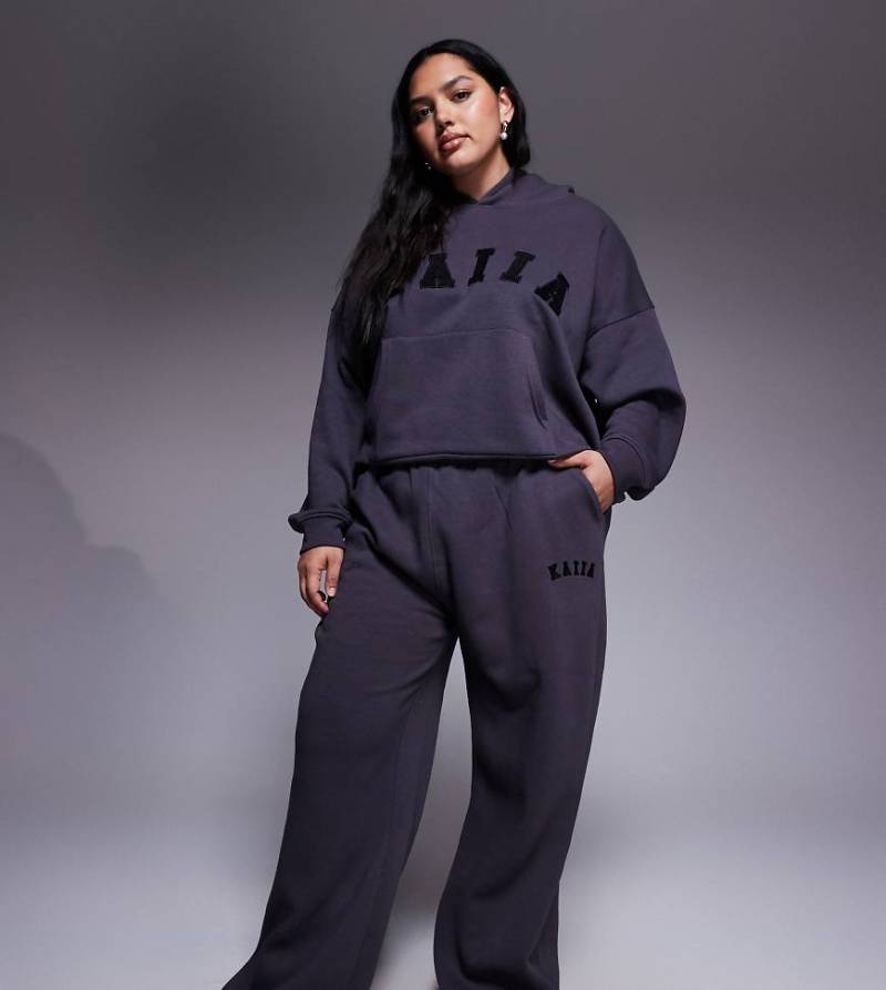 Kaiia Plus - Weit geschnittene Jogginghose aus Baumwollmix in Dunkelgrau mit Logo-Stickerei, Kombiteil von Kaiia