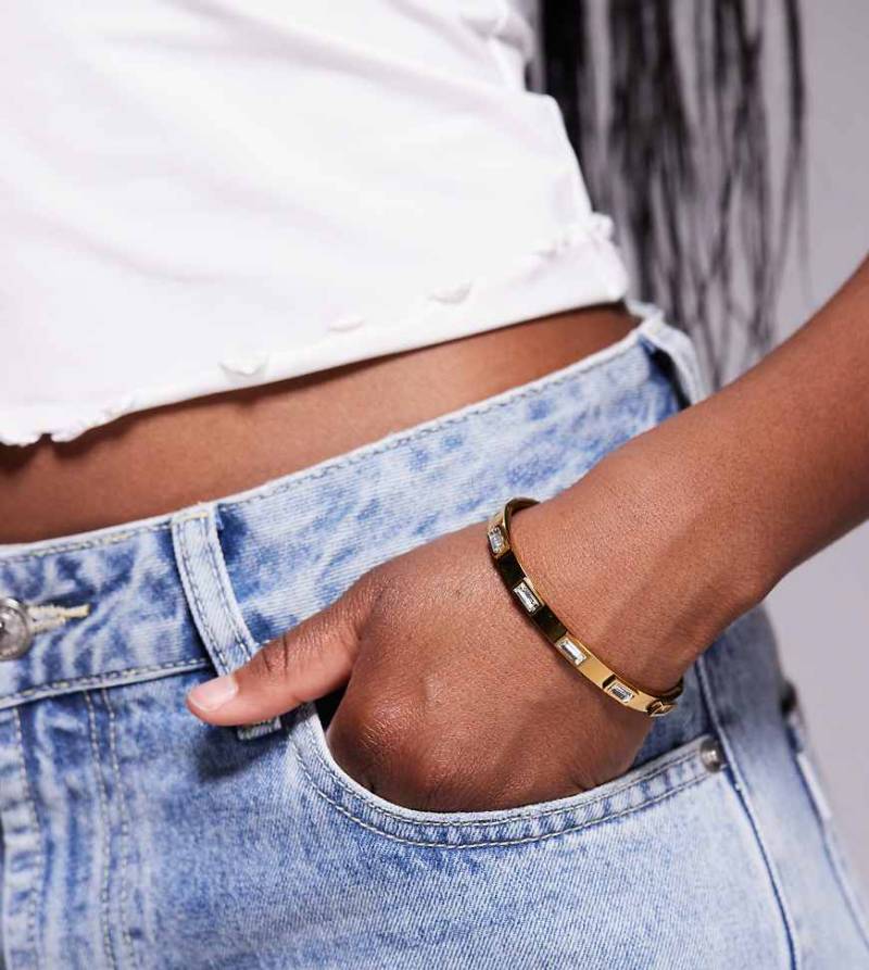 Kaiia - Exclusive - Schmales goldfarbenes Armband aus Edelstahl mit Strasssteinen von Kaiia