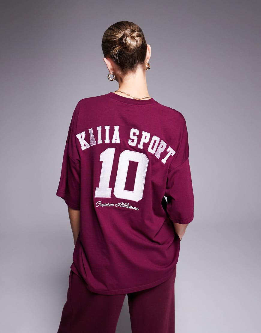 Kaiia Sport - Besticktes Oversize-T-Shirt in Burgunderrot mit kontrastierendem Logo, Kombiteil Kaiia Sport - Besticktes Oversize-T-Shirt in Burgunderrot mit kontrastierendem Logo, Kombiteil von Kaiia