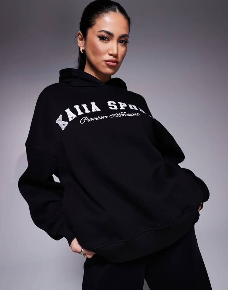 Kaiia - Sport - Oversize-Kapuzenpullover in Schwarz und Weiß mit Logo-Stickerei von Kaiia