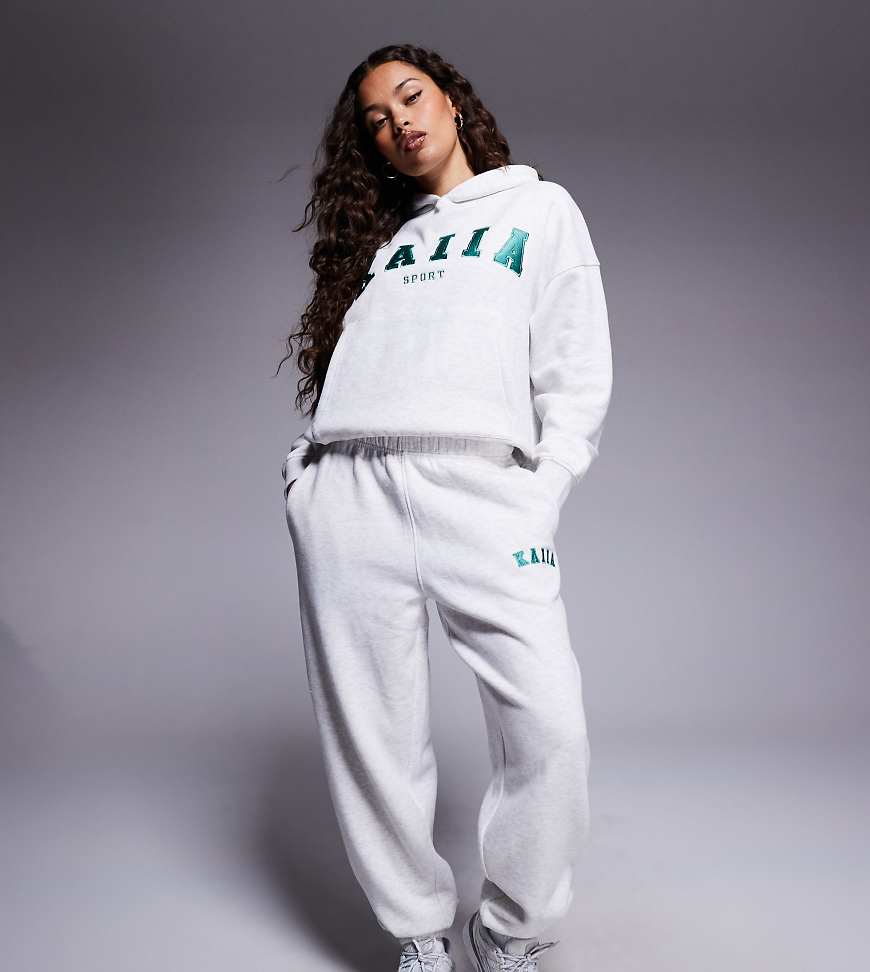 Kaiia Sport Petite - Jogginghose in meliertem Grau mit Logo-Stickerei und Bündchen, Kombiteil Kaiia Sport Petite - Jogginghose in meliertem Grau mit Logo-Stickerei und Bündchen, Kombiteil von Kaiia