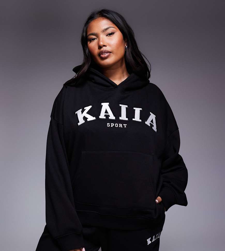 Kaiia Sport Plus - Oversize-Kapuzenpullover in Schwarz mit Logo-Stickerei, Kombiteil Kaiia Sport Plus - Oversize-Kapuzenpullover in Schwarz mit Logo-Stickerei, Kombiteil von Kaiia
