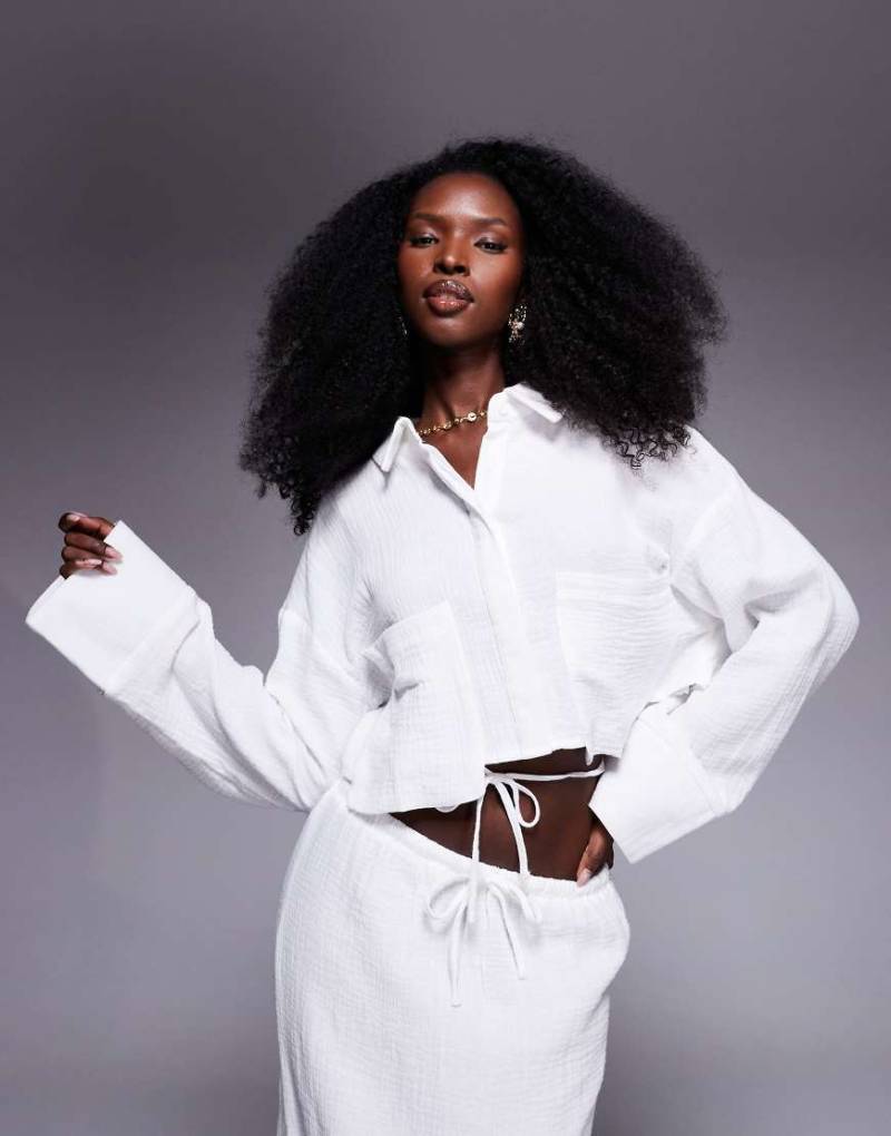 Kaiia - Exklusive, strukturierte Oversize-Hemdbluse aus Baumwolle in Weiß mit kurzem Schnitt und Bindebändern hinten, Kombiteil von Kaiia