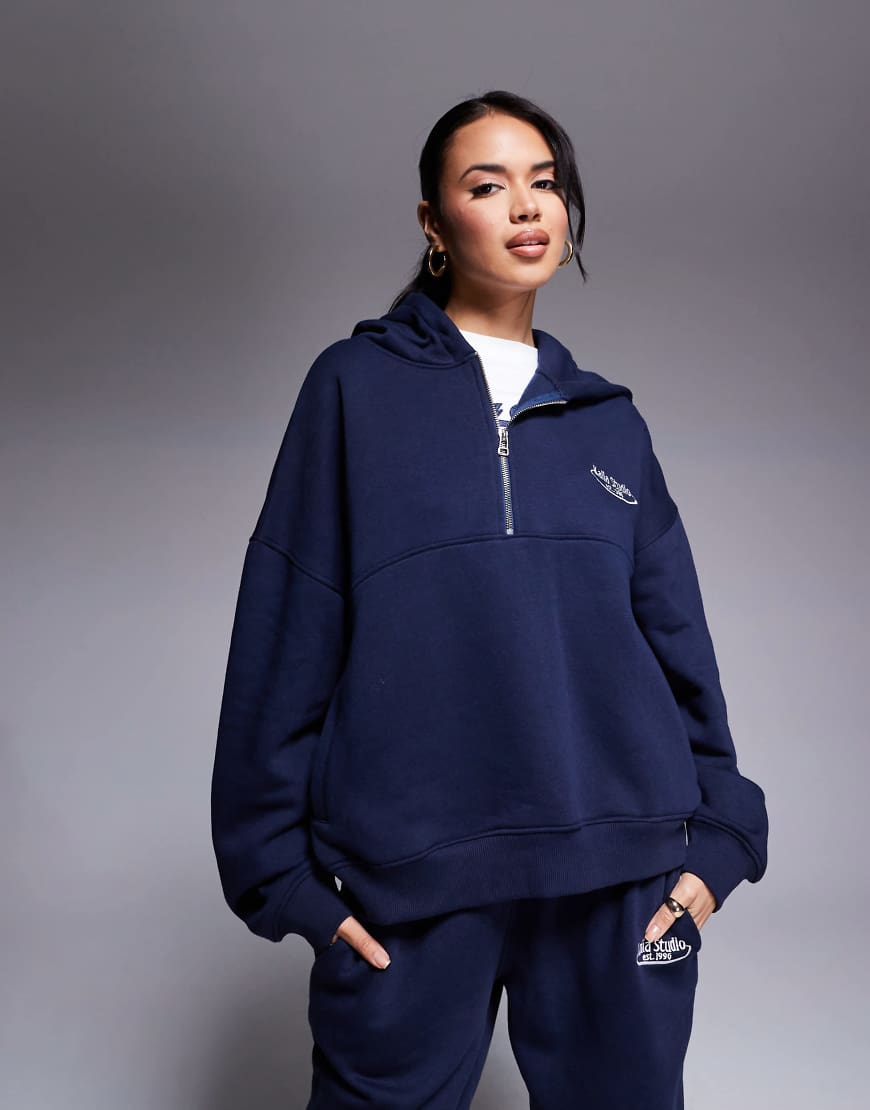 Kaiia Studio - Kapuzenpullover in Marineblau mit aufgesticktem Logo, tief angesetzter Schulter und kurzem Reißverschluss, Kombiteil von Kaiia