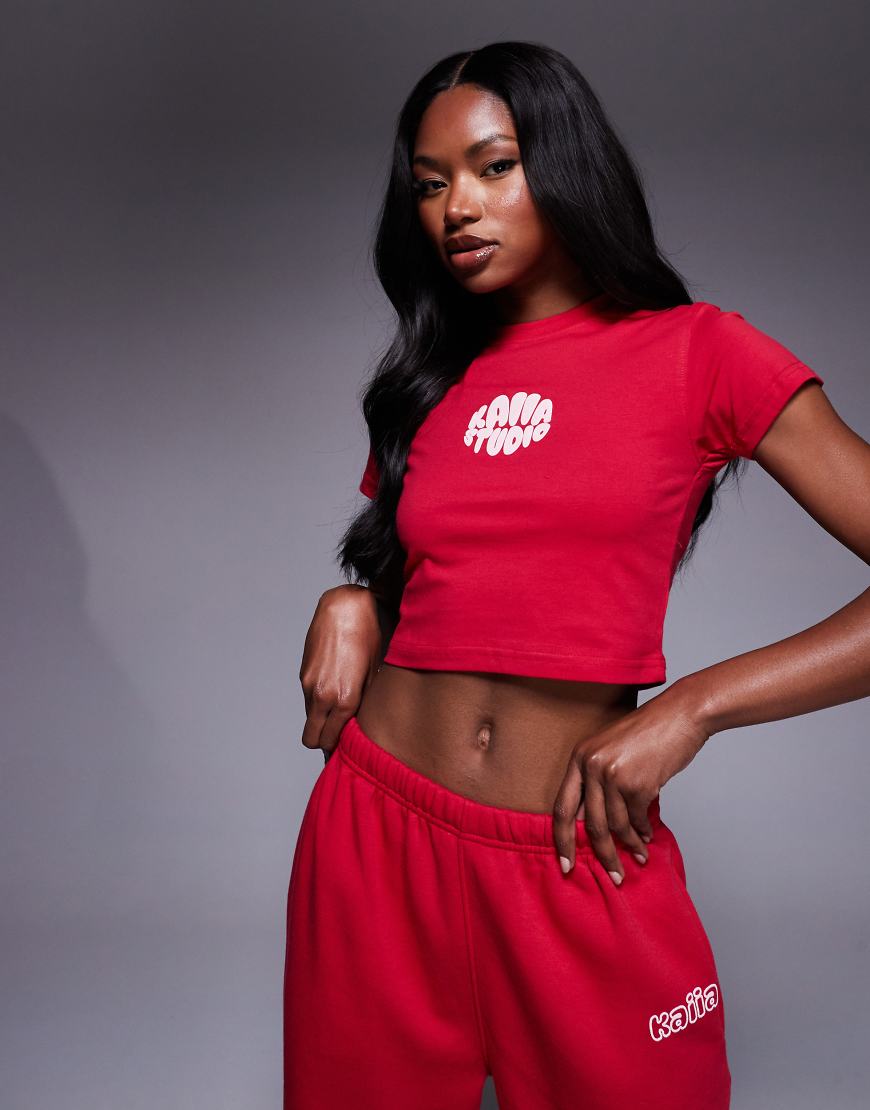 Kaiia - Studio - Knapp geschnittenes, hochgeschlossenes T-Shirt in Rot, Kombiteil Kaiia - Studio - Knapp geschnittenes, hochgeschlossenes T-Shirt in Rot, Kombiteil von Kaiia
