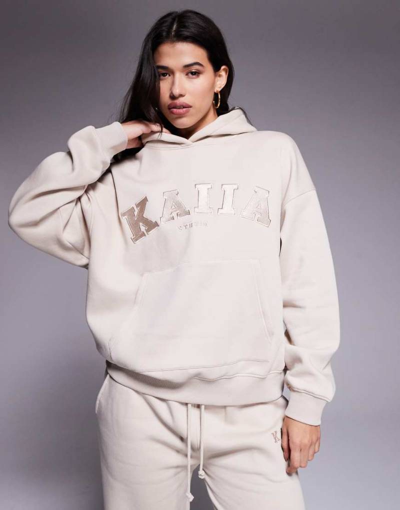 Kaiia - Studio - Oversize-Kapuzenpullover in Beige mit hohem Baumwollanteil und Logo-Stickerei, Kombiteil-Neutral von Kaiia