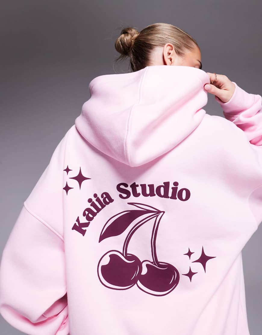 Kaiia Studio - Oversize-Kapuzenpullover in Rosa mit farblich abgesetztem Kirschen-Rückenprint, Kombiteil Kaiia Studio - Oversize-Kapuzenpullover in Rosa mit farblich abgesetztem Kirschen-Rückenprint, Kombiteil von Kaiia