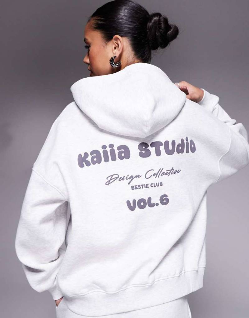 Kaiia Studio - Oversize-Kapuzenpullover in meliertem Hellgrau mit Rückenprint, Kombiteil von Kaiia